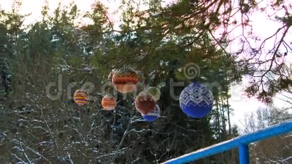 圣诞球挂在覆盖着雪的松枝上视频的预览图