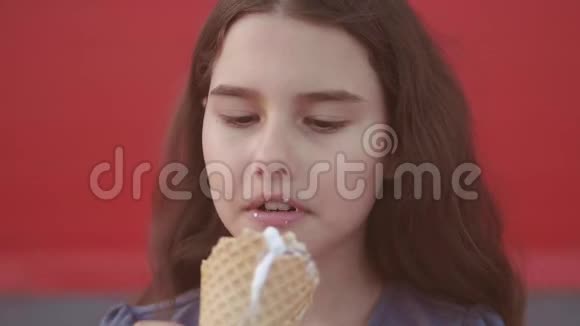 漂亮的女孩子吃慢动作视频护理瓶舔大冰淇淋华夫饼生活方式锥视频的预览图