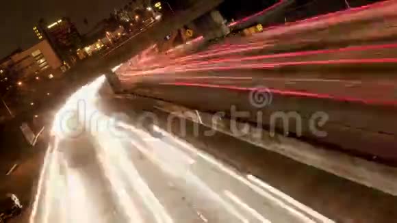 繁忙101高速公路上的倾斜交通时间流逝视频的预览图