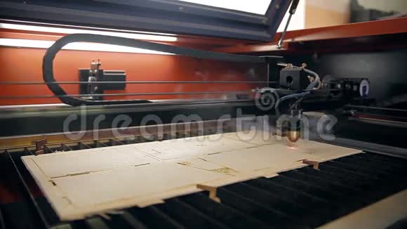 一种用激光切割胶合板的机器视频的预览图