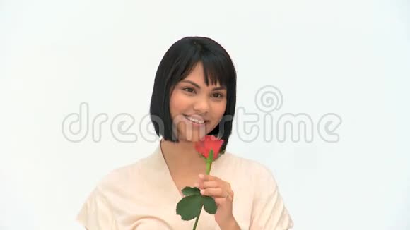 亚洲女人拿着一朵红玫瑰视频的预览图