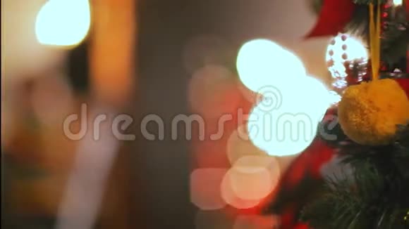 五颜六色的闪烁灯和波克在离焦圣诞树玩具浪漫的圣诞节和新年假日视频的预览图