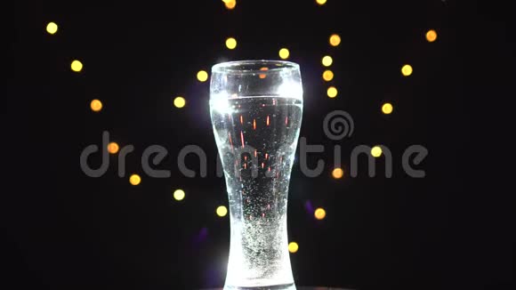 白光中的一杯水在旋转白色鸡尾酒酒吧概念视频的预览图