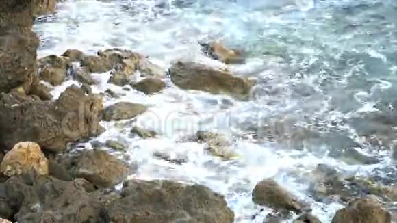 海浪撞击海岸线上的岩石视频的预览图