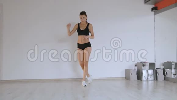 有魅力的女孩在健身房训练移动练习慢动作视频的预览图