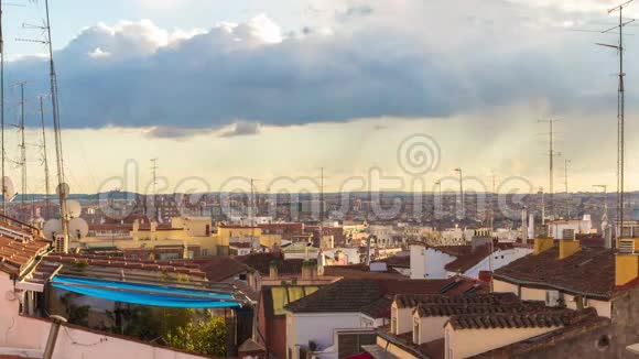 阳光明媚的一天马德里屋顶全景4k时间流逝西班牙视频的预览图