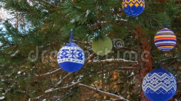 圣诞球挂在覆盖着雪的松枝上视频的预览图