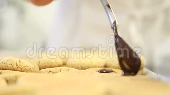 糕点厨师准备巧克力饼干视频的预览图