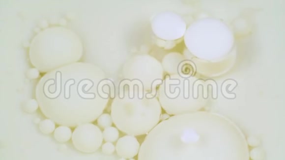 抽象白色气泡涂料慢动作顶部视图视频的预览图