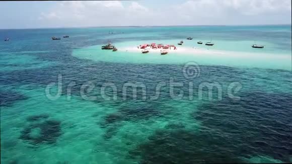 美丽的沙滩热带岛屿的空中景色视频的预览图