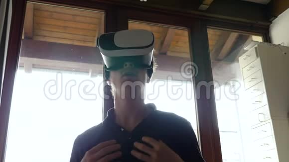 穿着虚拟现实护目镜的人视频的预览图