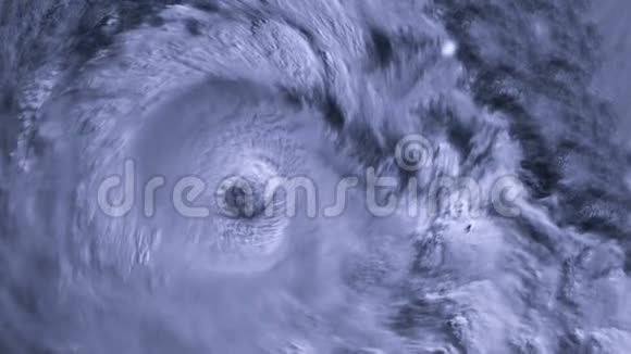 飓风风暴带着闪电飞过海洋卫星视野视频的预览图