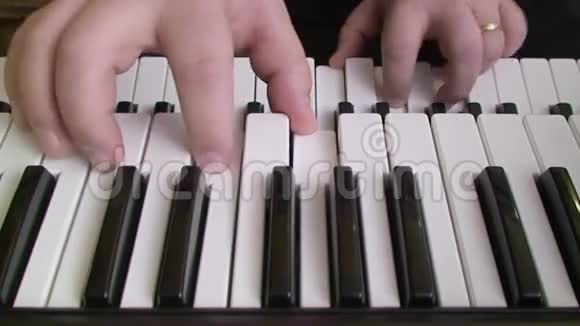 弹钢琴键盘视频的预览图