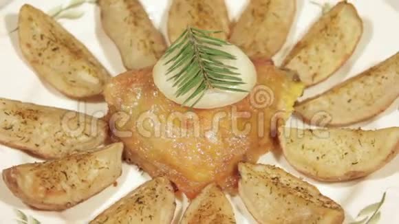 盘子里有土豆的鸡腿视频的预览图