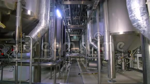 天然气生产厂的管道系统视频的预览图