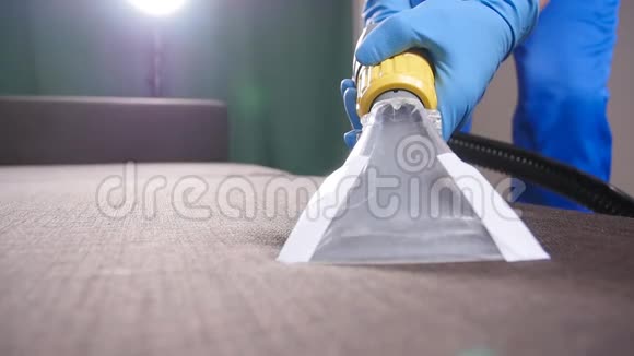 专业干洗沙发一个办公室或家里的清洁概念视频的预览图