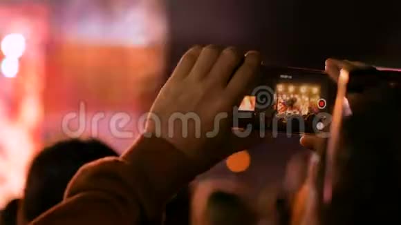 男子双手剪影录音视频现场音乐音乐会与智能手机视频的预览图
