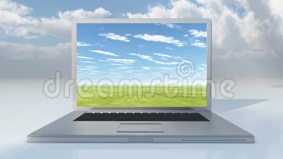 4k笔记本电脑播放的视频时间推移巨大的云滚过草原视频的预览图