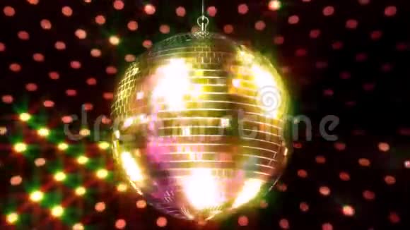 令人难以置信的五颜六色闪闪发光的天花板派对俱乐部时髦的迪斯科球闪烁明亮的灯光在循环动画中旋转视频的预览图
