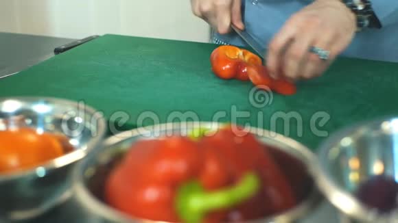 厨师在厨房切蔬菜视频的预览图