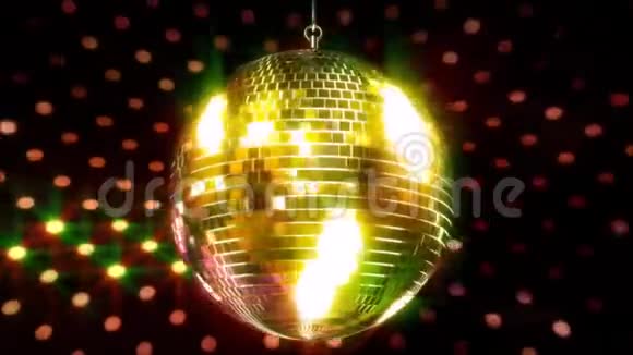 美丽的彩色闪闪发光的天花板派对俱乐部时髦的迪斯科球闪烁明亮的灯光旋转循环动画视频的预览图