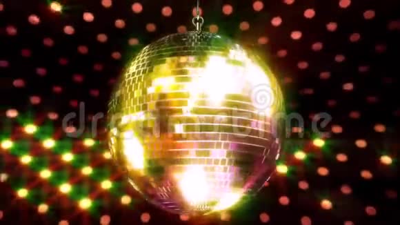 精彩的彩色闪闪发光的天花板派对俱乐部时髦的迪斯科球闪烁明亮的灯光旋转循环动画视频的预览图