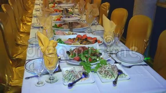 婚宴的装饰餐桌漂亮的餐桌布置视频的预览图