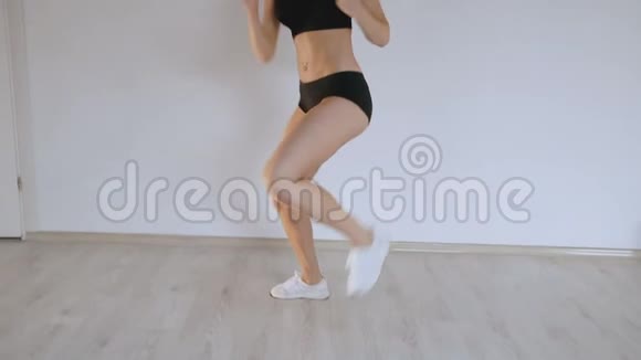 有魅力的女孩在健身房训练移动练习慢动作视频的预览图