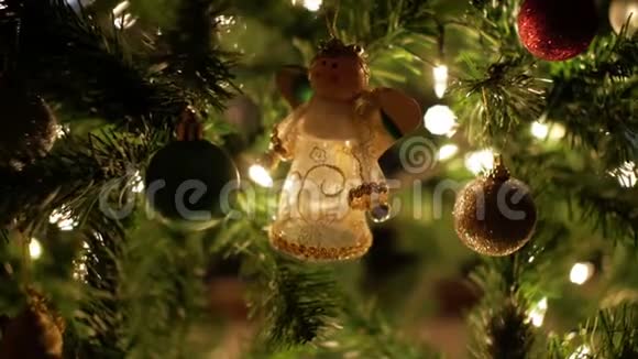 在树上装饰仙女花环和圣诞球视频的预览图