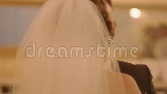 新娘和新郎参加第一次婚礼舞会视频的预览图