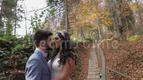 在森林里的山上有新娘的房间一对夫妇做个吻视频的预览图