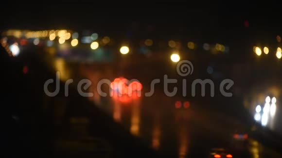 城市道路夜间交通模糊夜景视频的预览图