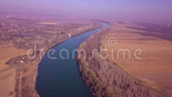 慢无人驾驶飞机飞越蓝河和农田视频的预览图