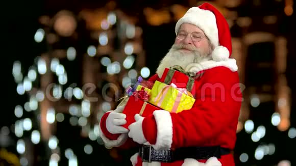 快乐的圣诞老人拿着礼物视频的预览图