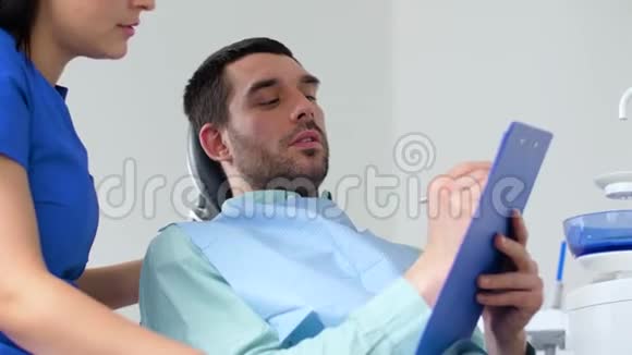 牙医和病人讨论牙科治疗视频的预览图