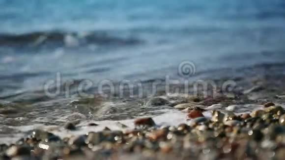 波浪在砾石海滩上洗涤视频的预览图
