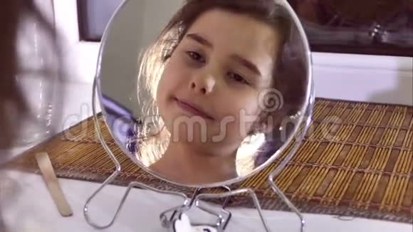 少女在室内镜子前梳头视频的预览图
