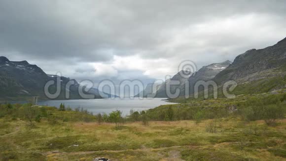 深秋挪威北部雄伟的山峰和峡湾景观视频的预览图