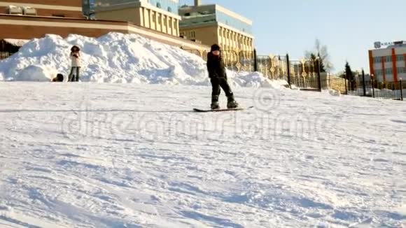 视频雪滑雪坡电梯线路和山谷公园在瓦萨奇阳光明媚的一天家庭在滑雪板和滑雪板上视频的预览图