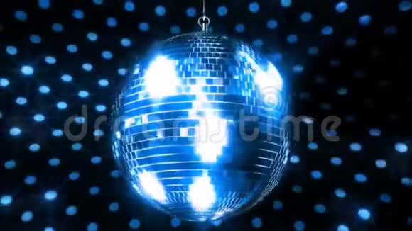华丽的彩色闪闪发光的天花板派对俱乐部时髦的迪斯科球闪烁明亮的灯光旋转循环动画视频的预览图