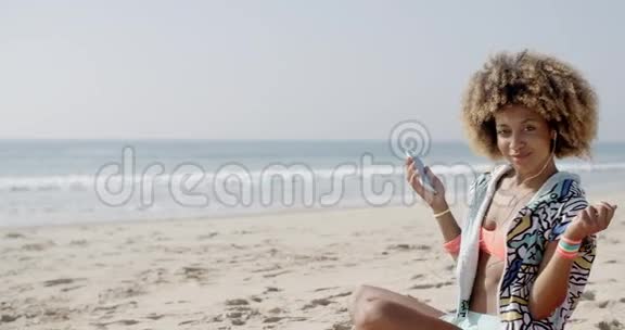 海上携带耳机的年轻女子视频的预览图
