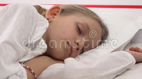 儿童面孔睡在床上儿童肖像休息在卧室女孩在家视频的预览图