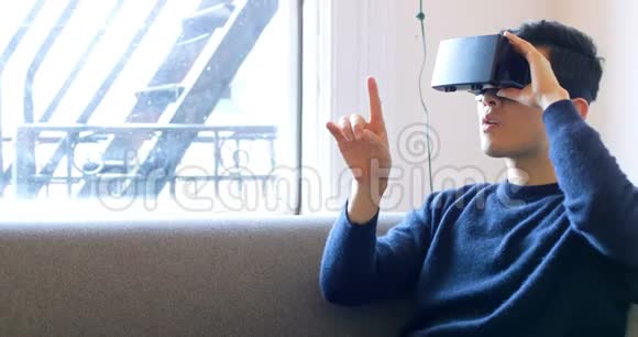 4k客厅使用虚拟现实耳机时的男子手势视频的预览图