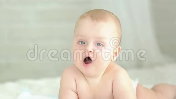 婴儿的肖像六个月大的男孩视频的预览图