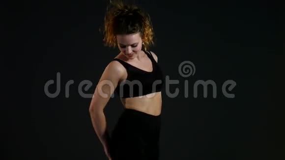 超重女用卷尺测量她的腰部她对自己完整的身材感到失望视频的预览图