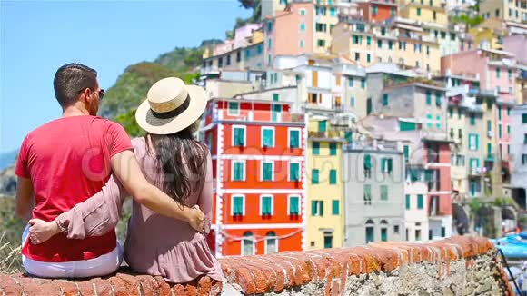 年轻的家庭在老村里奥马吉奥尔CinqueTerre利古里亚意大利欧洲意大利度假视频的预览图