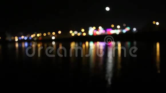 城市灯光对水的反射视频的预览图