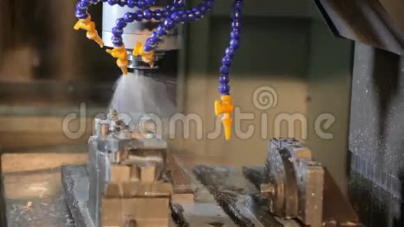 自动钻床在行动工厂视频的预览图