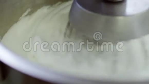 电动搅拌器在金属碗中搅拌奶油视频的预览图