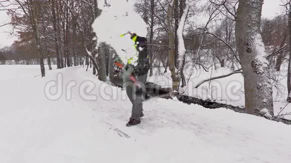 看门人从人行道上扔雪视频的预览图
